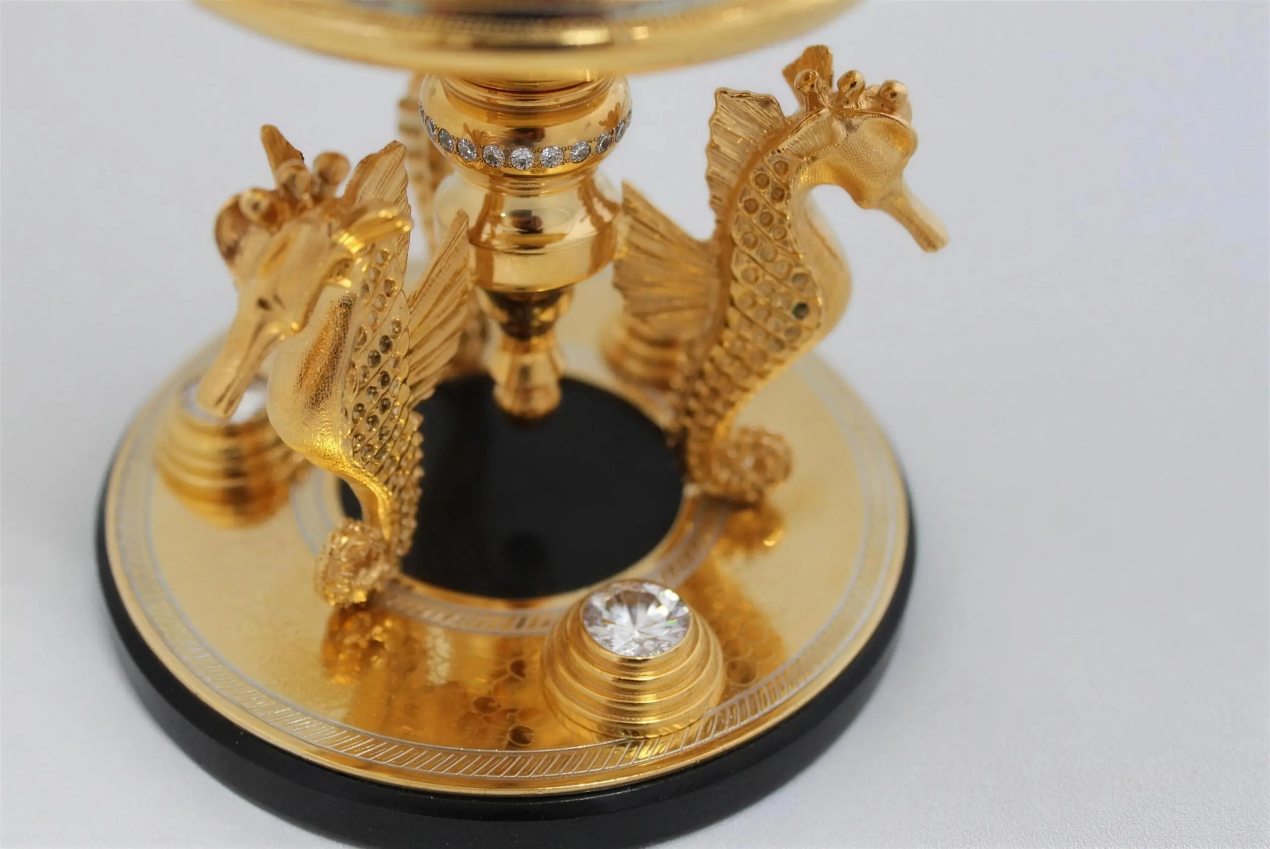 Présentoir à caviar en or orné d’hippocampes et de cristaux, sur un socle noir